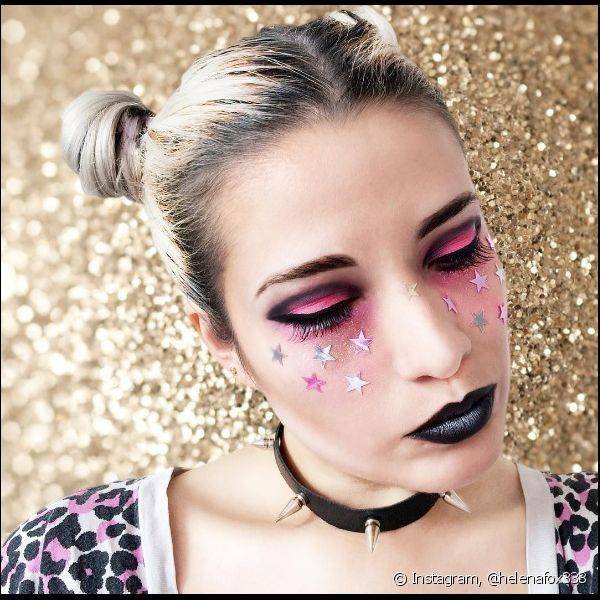 Na fantasia de Carnaval, as aplicações de estrelas nas maçãs do rosto podem combinar com as cores da make dos olhos (Foto: Instagram @helenafox333)